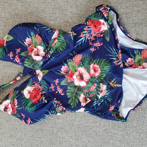 Daci V Neck Tummy Control Swimsuit - Picture 2 of 9